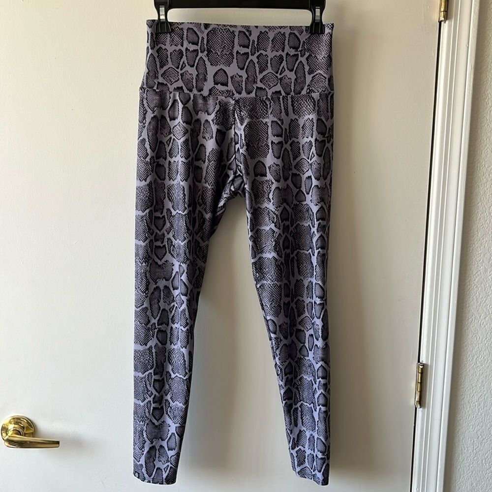 Onzie Leggings Size M Gently used Gray Snakeskin